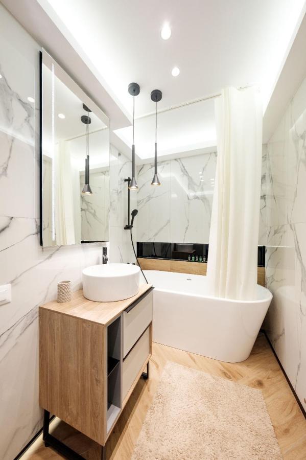 Brand New Luxury Apartment In The Heart Of 브라쇼브 외부 사진